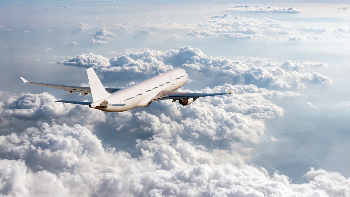 Avión sobre las nubes
