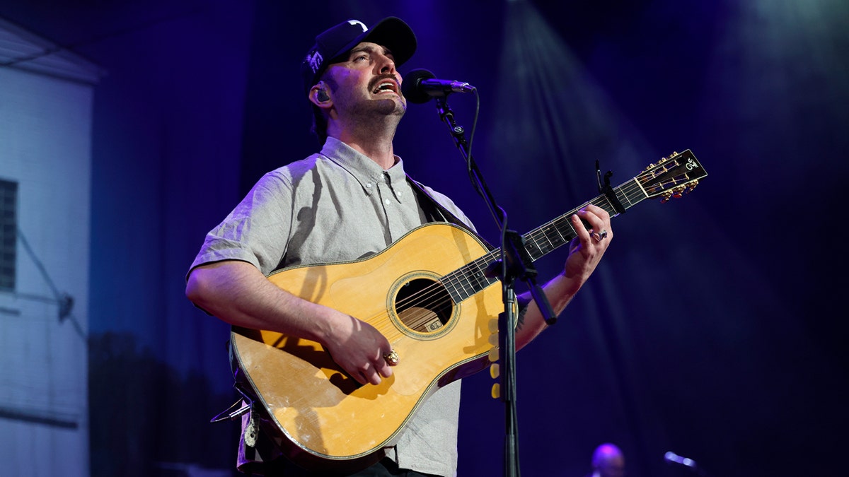 Ruston Kelly holds guitar