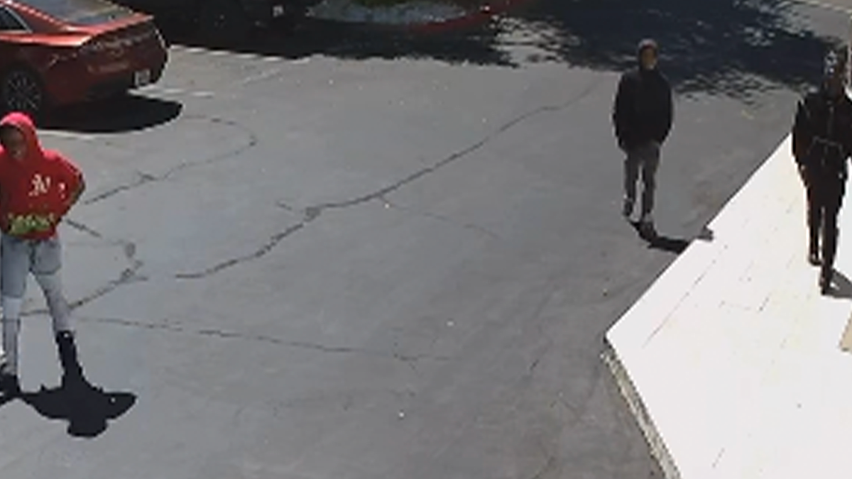 Surveillance shows suspects leaving Sacramento jewelry shop aft alleged theft
