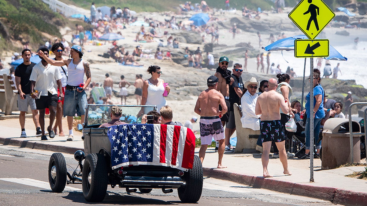 Pessoas em San Diego comemoram o 4 de julho