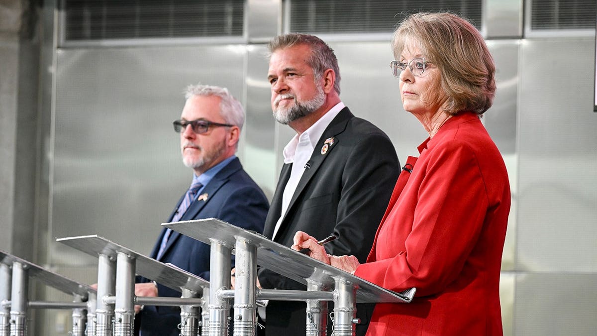 El representante estatal de Colorado Scott Bottoms, Victor Marx y la senadora estatal Barbara Kirkmeyer