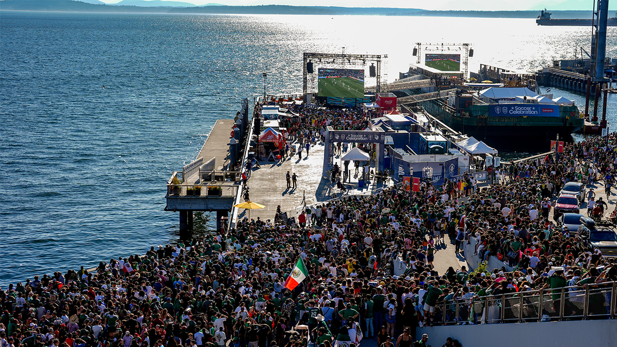 Fanáticos de la FIFA en el paseo marítimo de Seattle