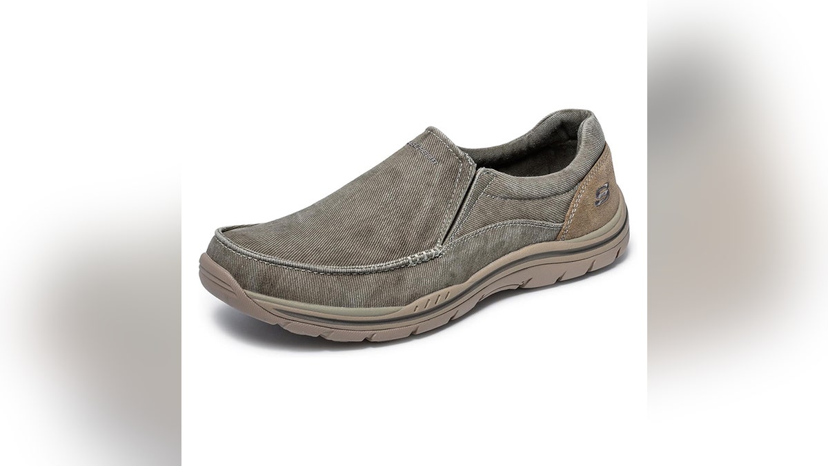 Slip in and out of these breathable shoes, hands-free.