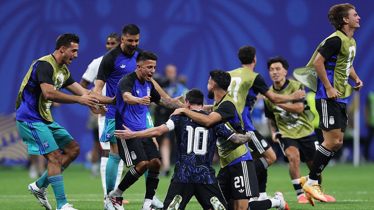 Lionel Messi celebra con sus compañeros de equipo en el campo de Atlanta.