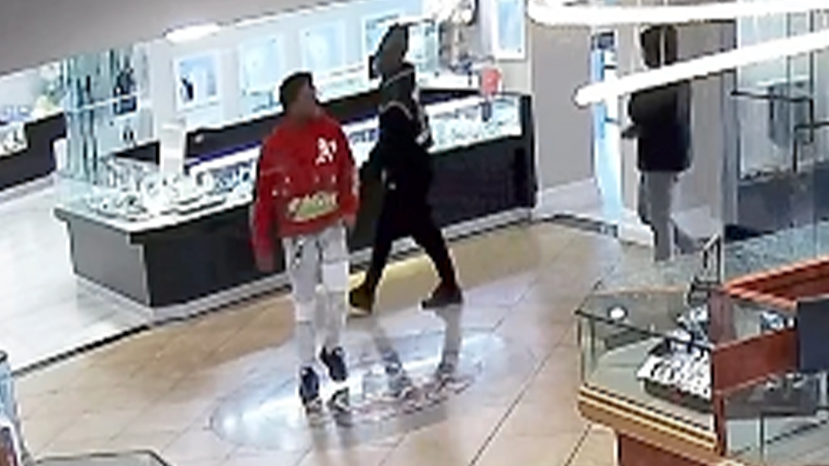 Surveillance captures suspects stepping done Sacramento jewelry store
