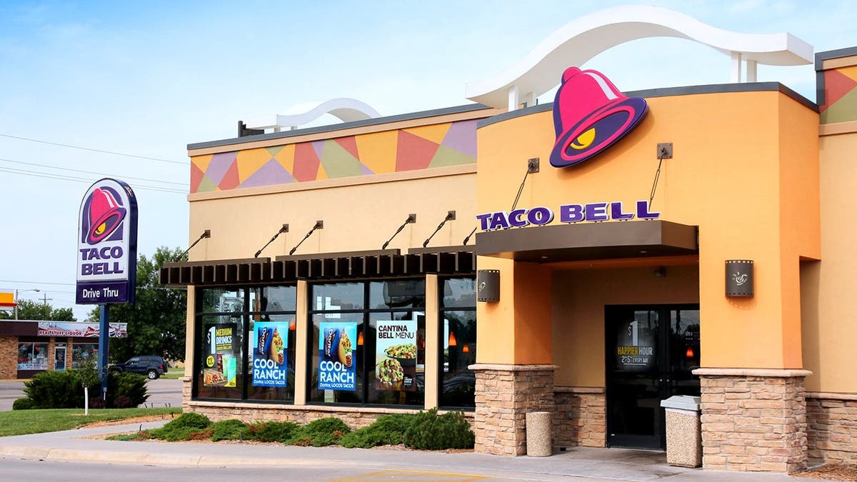 The outside of a Taco Bell.