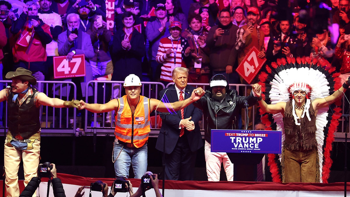El presidente Donald ve a los Village People interpretar «YMCA» en el escenario durante su mitin de victoria en el Capital One Arena el 19 de enero de 2025, en Washington, D.C. Trump tomó posesión como 47.º presidente de EE. UU. el 20 de enero.
