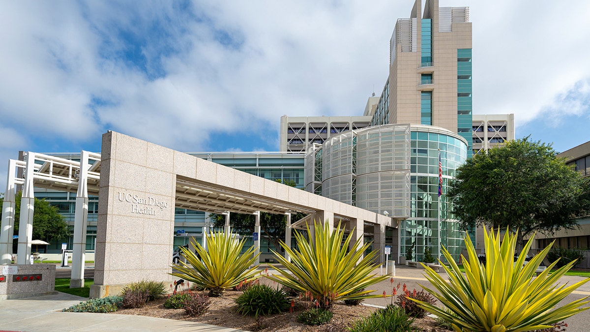 Señalización de la entrada principal del Hillcrest Medical Center colocada en el exterior del edificio.