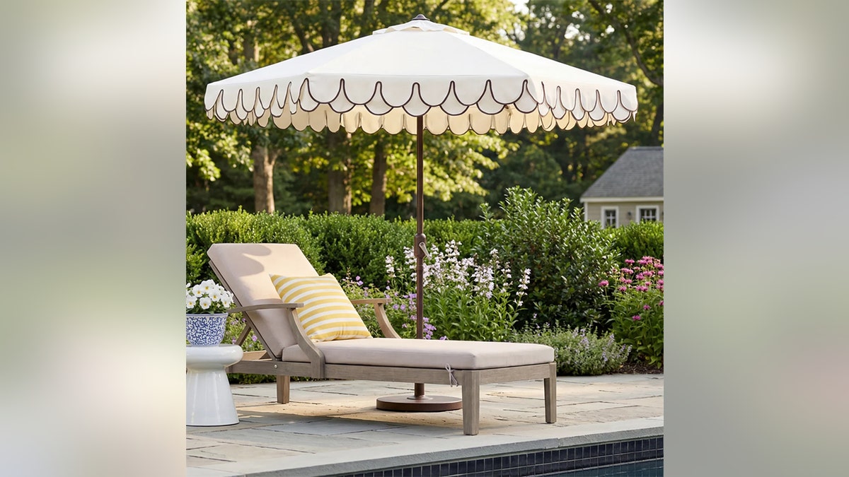 The scalloped edges give this umbrella a timeless touch.