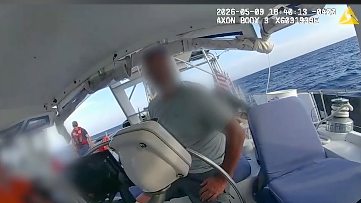 La imagen muestra una captura de pantalla de un vídeo de una cámara corporal en la que se ve cómo se incauta una embarcación.