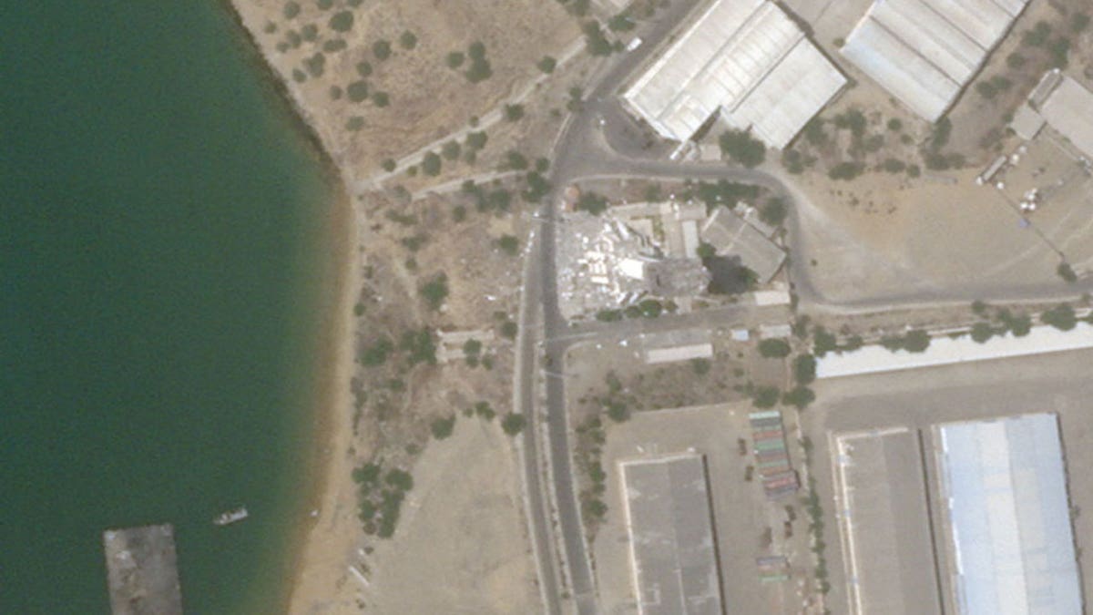 Una imagen de satélite muestra los daños en la torre de control del puerto de Chabahar, Irán.