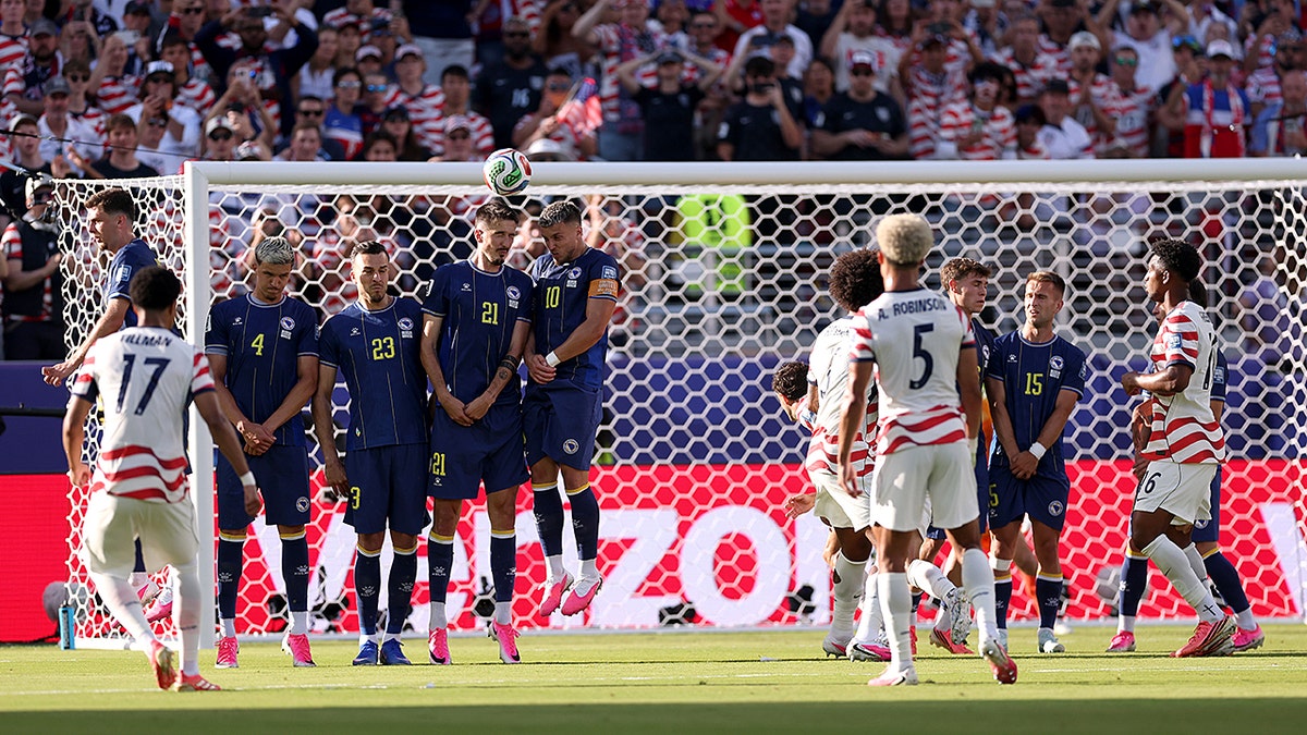 La selección masculina de fútbol de EE. UU. lanza un tiro libre que acaba en gol