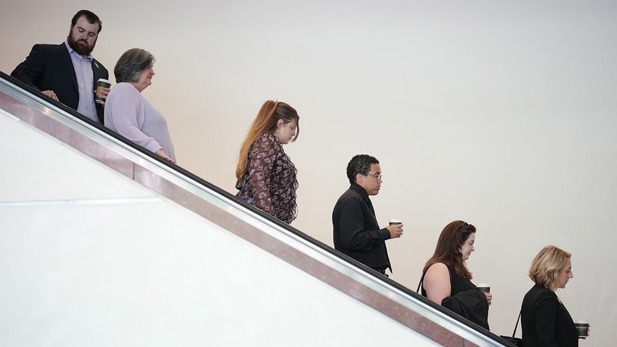 Unos diputados bajando un tramo de escaleras