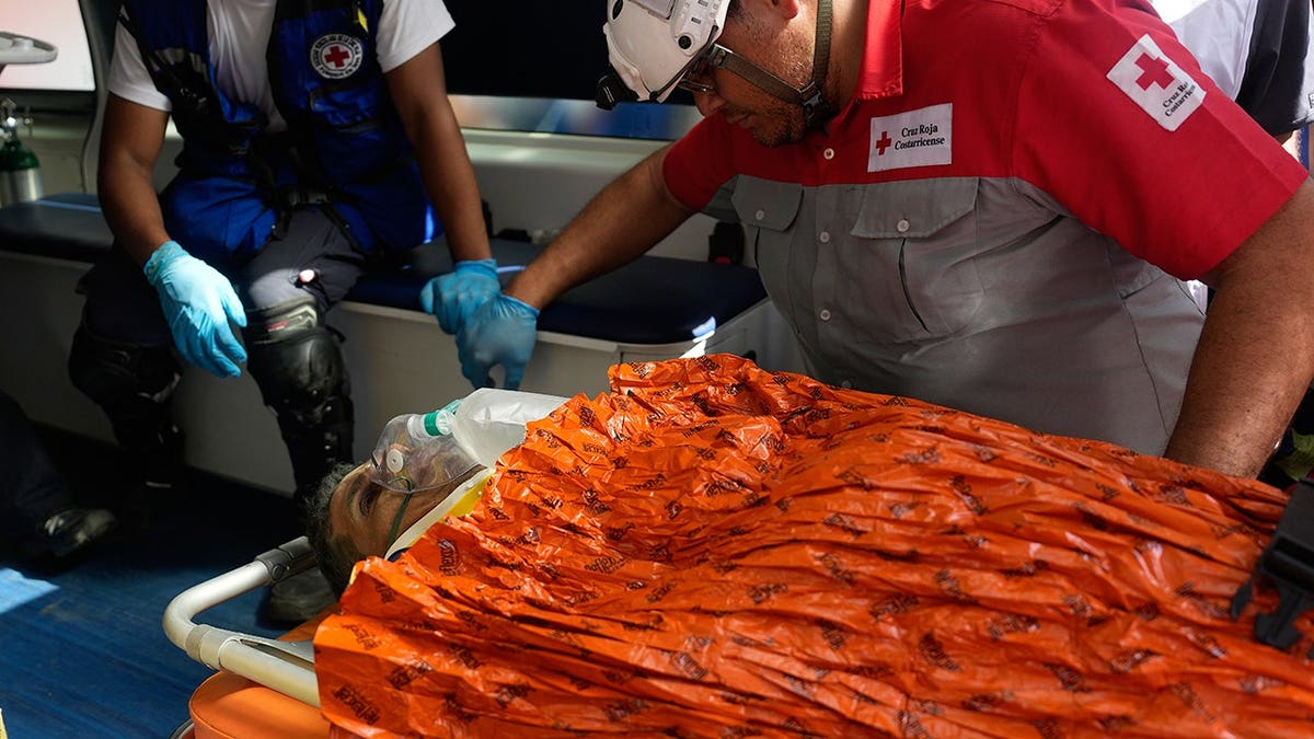 Hernán Alberto Gil Flores connected stretcher pinch emergency personnel