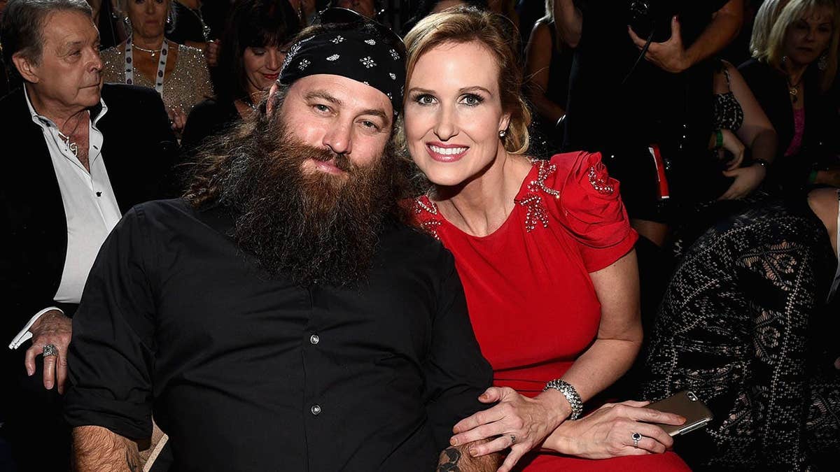 Willie Robertson y Korie Robertson posan en la 50.ª edición de los Premios de la Academia de Música Country, celebrada en Arlington, Texas.