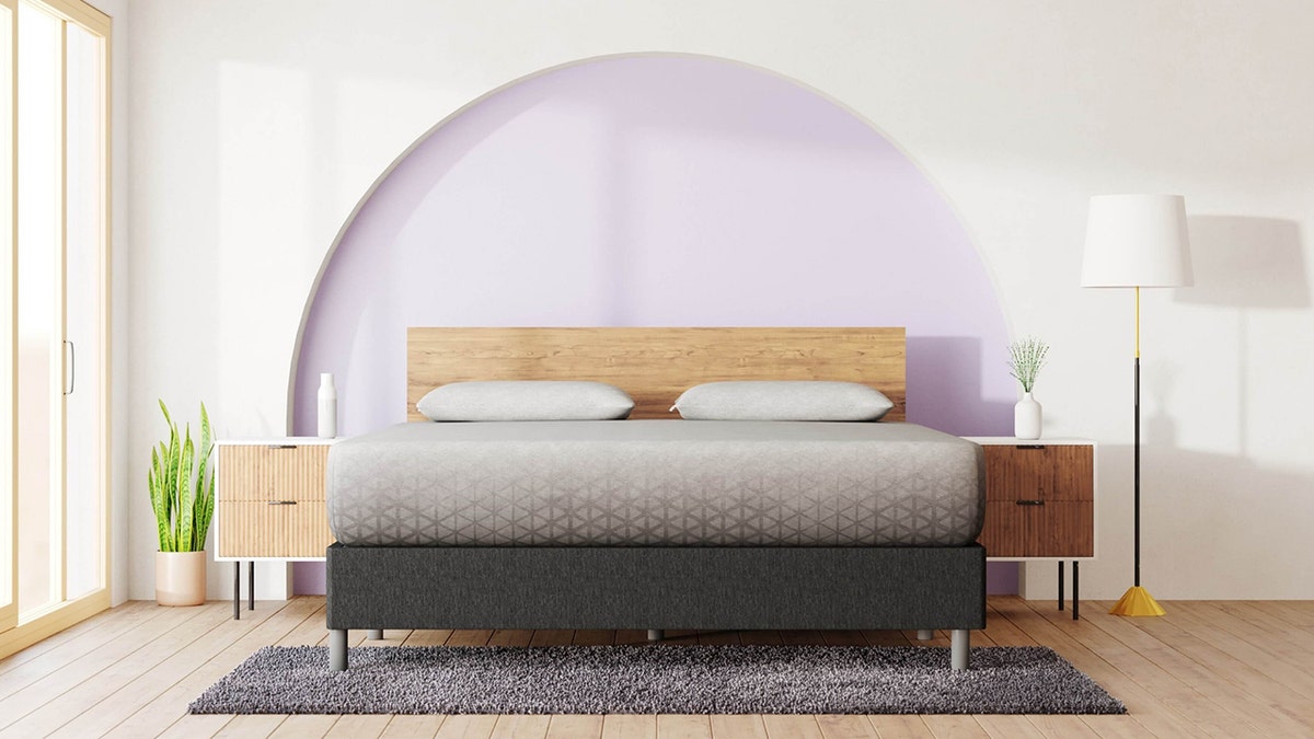 Sleep soundly on this adaptable mattress. 