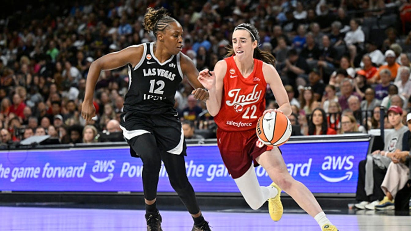 Η Κέιτλιν Κλαρκ σπάει το ρεκόρ του WNBA καθώς ο Fever ταπείνωσε τον υπερασπιστή του πρωταθλητή Άσσους στο Λας Βέγκας