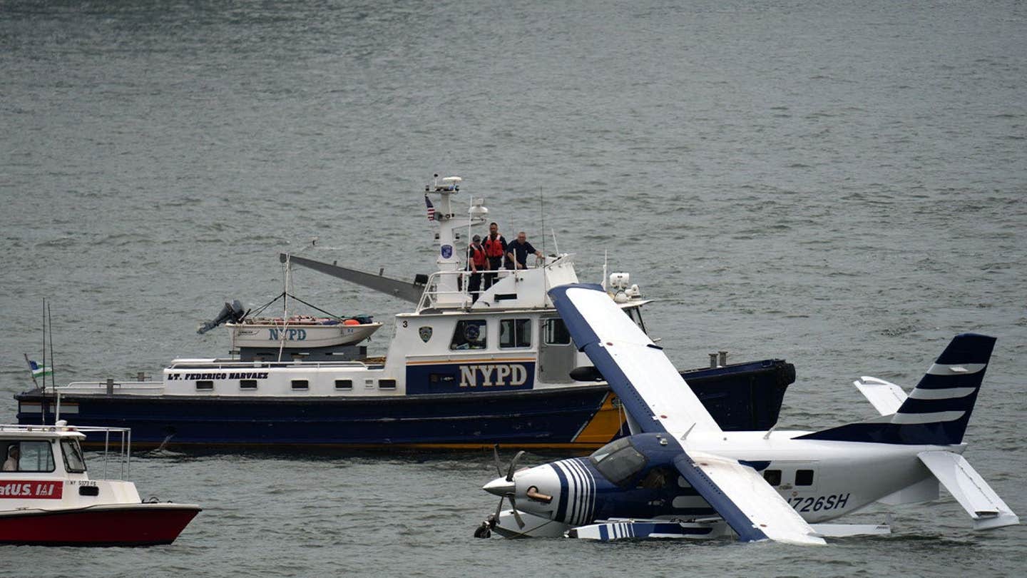 Ο πιλότος δηλώνει Mayday πριν το υδροπλάνο κατέβει στο East River της Νέας Υόρκης