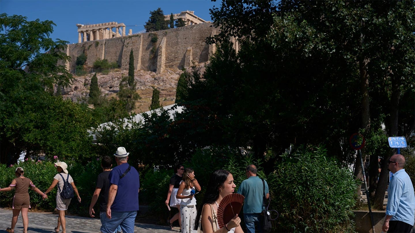 Αμερικανοί τουρίστες μαχαιρώθηκαν έξω από την Ακρόπολη της Αθήνας καθώς η αστυνομία συνέλαβε ύποπτο για προφανή τυχαία επίθεση
