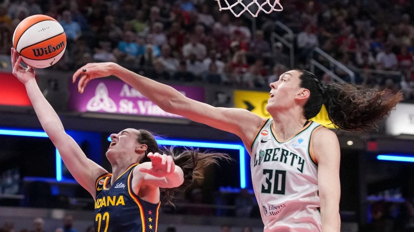 تعرضت كايتلين كلارك لضربة على وجهها من قبل أسطورة WNBA بعد تعرضها لخطأ قد يؤدي إلى تحقيق فوز كبير