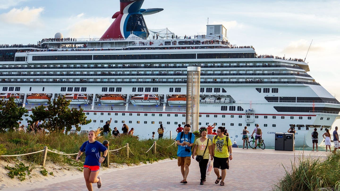 Pasajero de crucero horroriza a comensales al rascarse el pie descalzo con un tenedor de restaurante