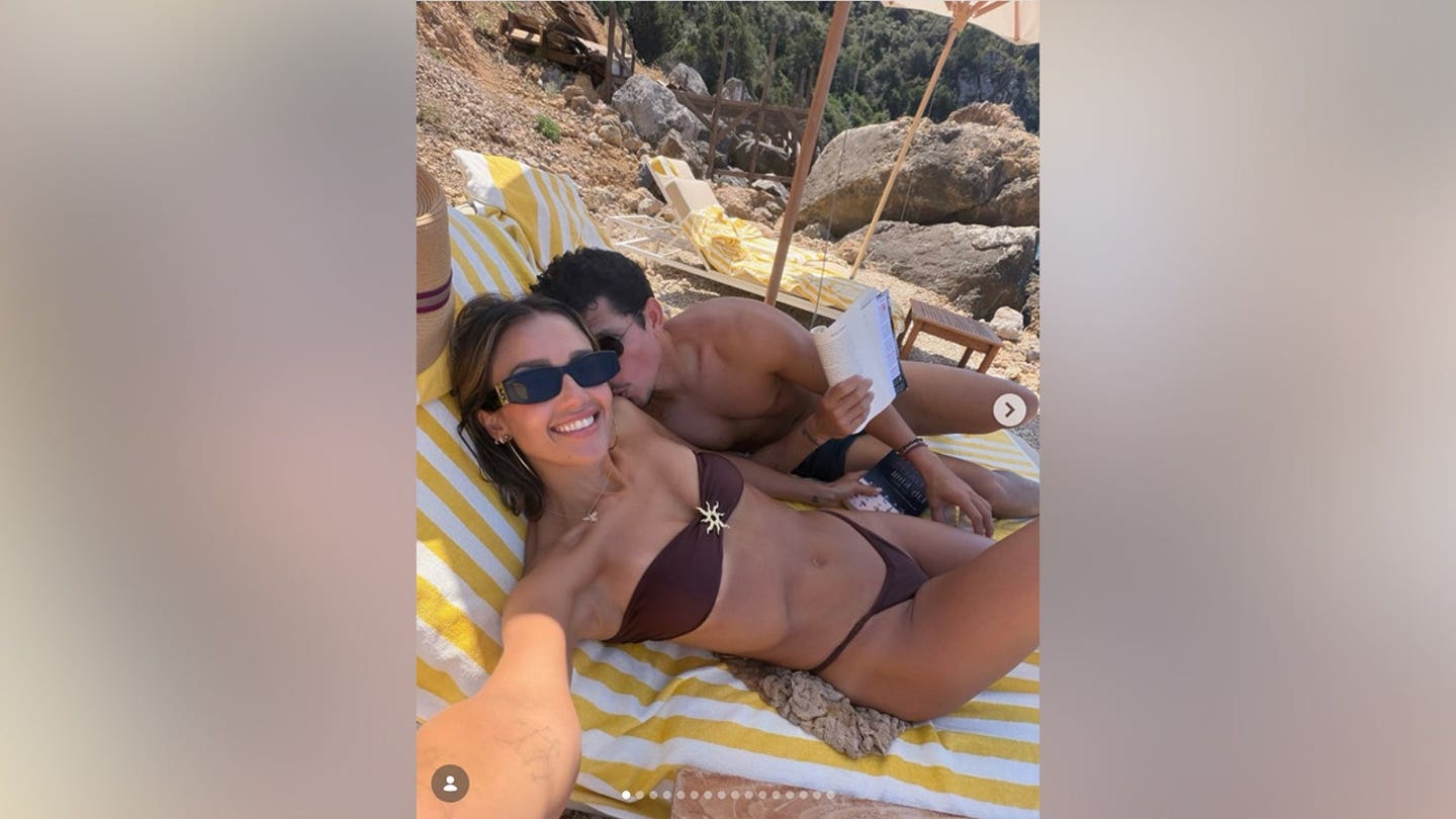 Η Jessica Alba δημοσιεύει πολλές φωτογραφίες με μπικίνι από τις διακοπές στην Ιταλία με τον φίλο Danny Ramirez