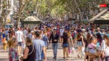 A crowd of people walks in Barcelonia.