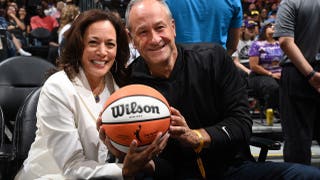 Kamala Harris un partido de las Los Sparks y da un discurso insoportable y aburrido al equipo