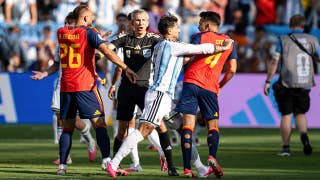 En una pelea durante el Mundial, un jugador argentino le pone la mano en la garganta a un rival español tras el partido