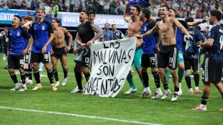 La polémica pancarta de Argentina para el Mundial se coló en el estadio dentro de la ropa interior de un tío