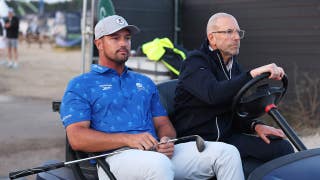 Bryson DeChambeau se enfada con los árbitros antes de que le impongan una penalización de dos golpes en el Open Championship