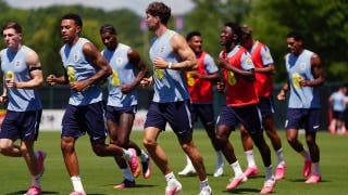 Los futbolistas ingleses se lanzan desde el trampolín como si su compañero no acabara de lesionarse en un accidente fortuito