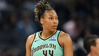 Una zapatilla voladora provoca la expulsión de una estrella de las Liberty en un final de lo más extraño que deja a WNBA boquiabiertos