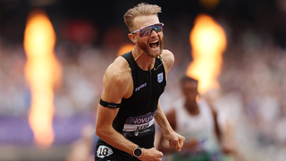 Josh bate el récord mundial de la milla, que llevaba 27 años vigente, tras cumplir su atrevida promesa en Londres