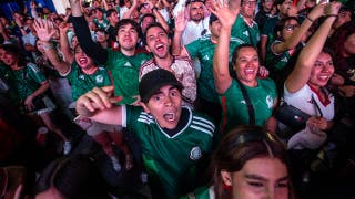 Los aficionados al fútbol mexicanos celebran el pase a la siguiente ronda del Mundial dándose de golpes unos a otros en un combate de boxeo improvisado