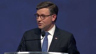 Mike Johnson rechaza una moratoria sobre la IA ante la amenaza de « China », mientras un activista conservador exige medidas de control