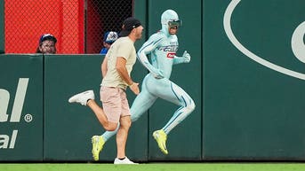 Atlanta Braves fan taunts The Freeze with a blown kiss and gets passed in spectacular fashion - Fox News