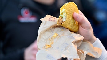 Taco Bell offers $1 Mexican pizza, other lettuce-free deals to win back customers after outbreak