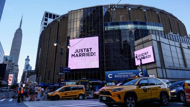 Taylor Swift, Travis Kelce 'married' at MSG