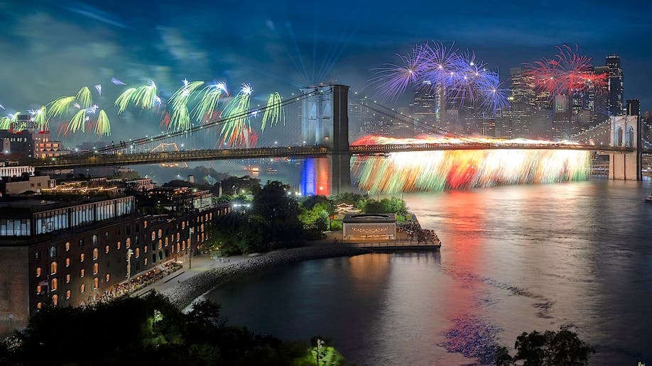 Los fuegos artificiales iluminan el puente de Brooklyn en Nueva York