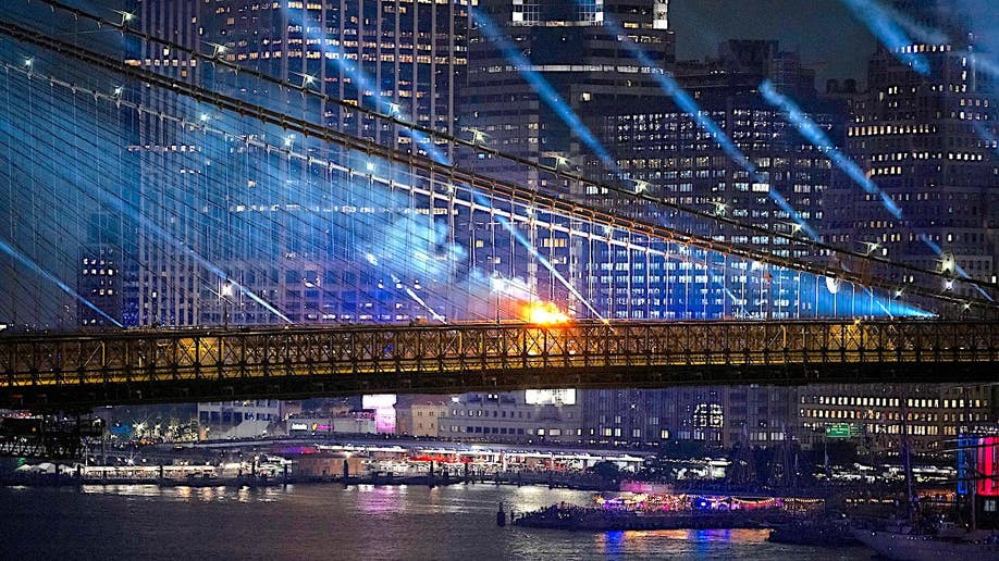 una vista del puente de Brooklyn iluminado por los fuegos artificiales