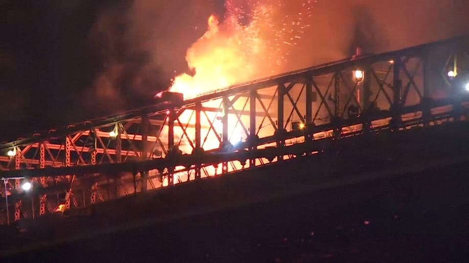 Fuegos artificiales en Nueva York: el puente de Brooklyn