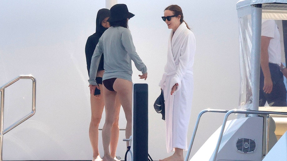 Courteney Cox talking to Leslie Mann while on the yacht in Mallorca.
