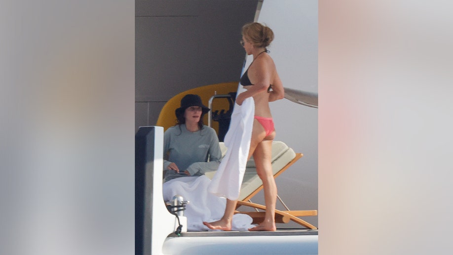 Jennifer Aniston and Courteney Cox relaxing on the yacht in Mallorca in July 2026.