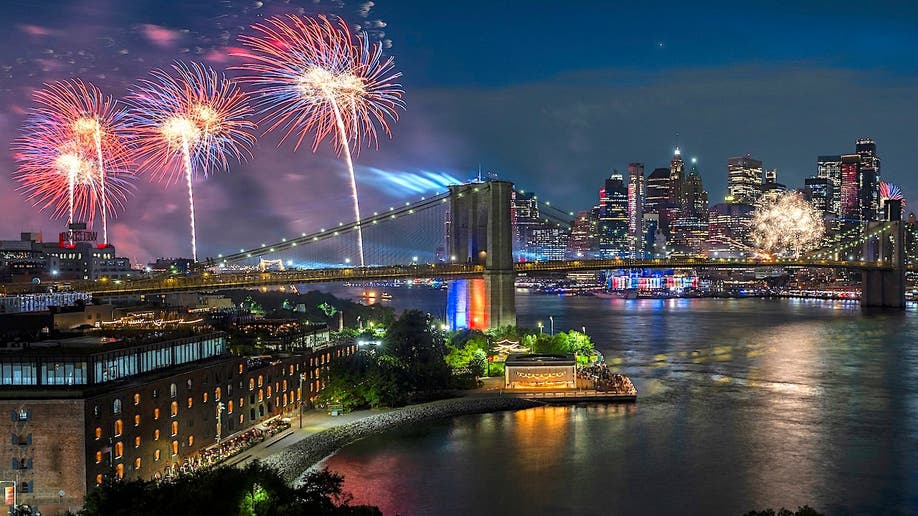 fuegos artificiales sobre el puente de Brooklyn, con Manhattan al fondo