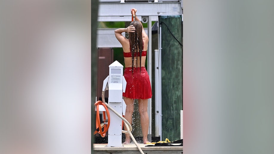 Shakira dándose una ducha con una manguera en Florida julio de 2026.