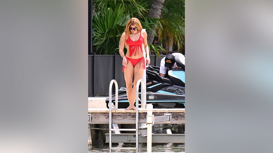 Shakira mirando al mar mientras se prepara para tirarse al agua.