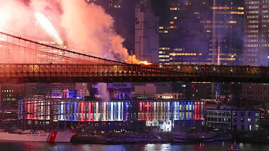 El humo se eleva sobre el puente de Brooklyn