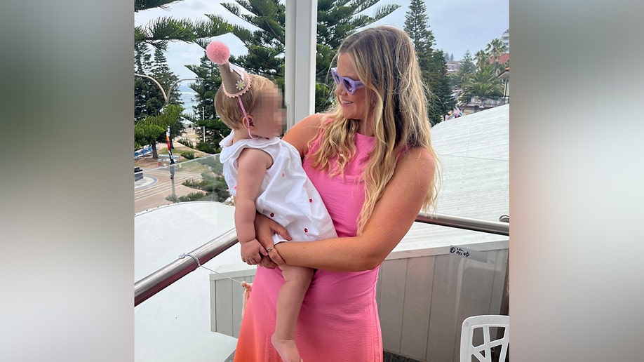 Leah Stewart con su bebé antes del ataque del tiburón