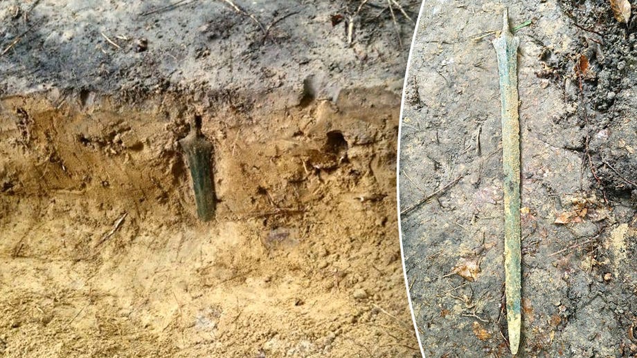 El misterio se intensifica tras el hallazgo de una espada de bronce de 2.700 años de antigüedad que apareció en posición vertical